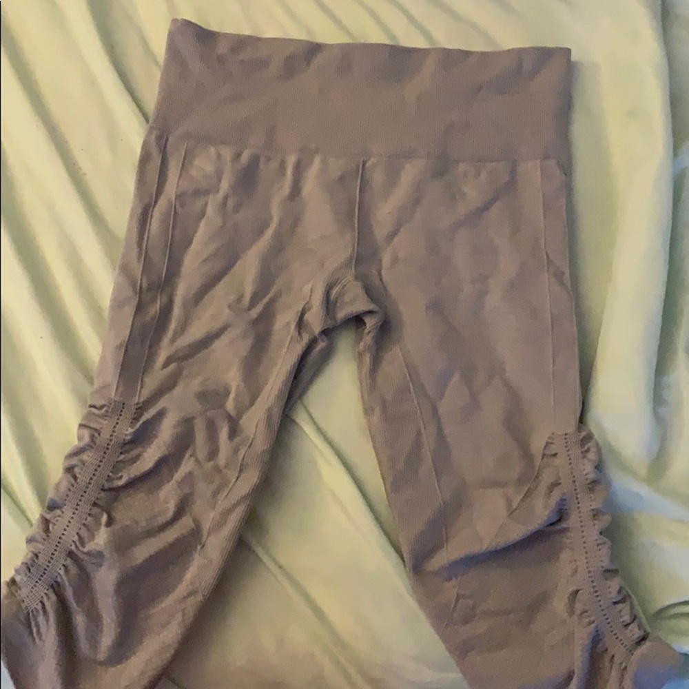 Capri lululemon workout pants in grey size 6